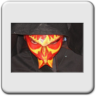 Feuermagier Teil-Maske aus Latex. Geeignet für Karneval, Halloween oder Theater.
